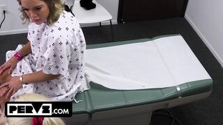 Mimi Monet termetes fenekű szívdöglesztő a gigantikus farkú orvosnál a rendelőben