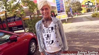 Utcán dugás német benzinállomáson: pov milf orál