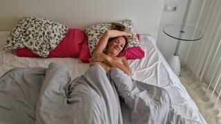 Vadító pasas megbassza a haver feleségét, miután az lelépett, és pov videót készít neki