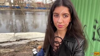 Spermafriss csajszika sétál a parkban, arcán a forró fröccsenéssel