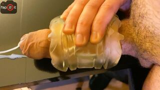 Forró faszdörzsölés fleshlightben vad nyögéssel és mocskos szavakkal gigantikus élvezésig