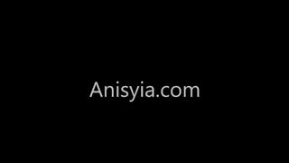 Anisyia keményen cumizza a termetes rúdat livejasminen