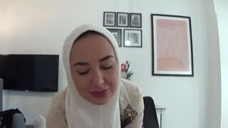 Bűbájos egyiptomi milf megcsalja férjét a kollégájával egy vad dugás közben