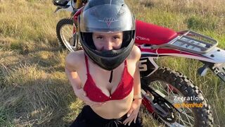 Vadító motoros szuka szopja a motorost az enduro mezőn