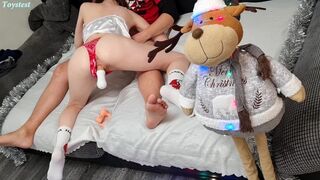 Fiatal amatőr csaj megmutatja, hogyan kívánja a vad hármast műfütyivel kezdve