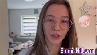 Kinti spriccelés! 18 éves vékony fiatal keféli gigászi punciját a szabadban, amíg el nem élvez