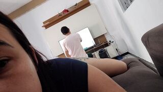 Szeretnék baszni ezzel a szerelővel, mutatom neki a hatalmas seggem, hátha bejön!