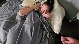 Kettő kicsike cickós csoki hajú lányra pisil az ágyban majd pisi áztatta bugyijukban csókolóznak