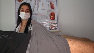 Csinos ápolónő meglepődik a hardcore beteg péniszén a hordágyon