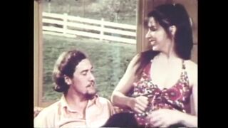 John Holmes nyalja a pipi lucskos punáját a retro pornóban