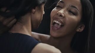 Ebony Vampire Mistress Lia Lin elcsábít egy latin amerikai gigantikus cickós fiatal macát a Vampired könyörtelen domina játékában
