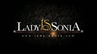 Lady Sonia megmutatja a brit MILF csábítását egy zsenge gádzsi előtt kötözős jelenetben