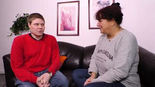 Vörös hajú milf méretes mellekkel orálozza a kukit és hagyja hogy keményen megdugják