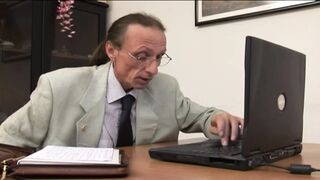 Repedtsarkú MILF titkárnő leszopja ki a mocskos főnökét