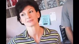Sharon Mitchell feleségként cidázza és segg lyukba veszi Mark Wood farkát retro stílusban