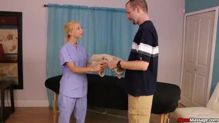 Világos Szőke fiatal kíméletlen boldog befejezést kínál ügyfelének a Nookiesnál