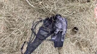 Óriási popós öreg nő leszopja a paraszt farkát a disznóólban