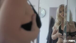 Gigászi Keblű Világos Szőke Milf Mélytorok Akcióban a Cherry Pimps Csatornán